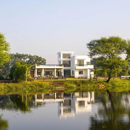 Stayvista At Lotus By The Lake With Pool, Bbq & Lawn Indaur Kültér fotó